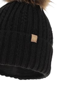 Zwarte gebreide beanie met ribbelstructuur, voorzien van een nep bont pompon bovenop en een klein bruin logo label aan de zijkant.