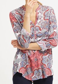 Langärmliges Hemd mit einem Paisleymuster in Rot, Blau und Weiß. Verfügt über einen Stehkragen und eine Knopfleiste, gefertigt aus leichtem Stoff.