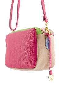 Lederhandtasche in pink, grün und beige; rechteckige Form mit texturiertem Finish, verstellbarem Griff und goldenen Hardware-Akzenten.