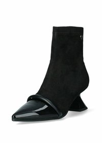 Stivale alla caviglia nero con tomaia in camoscio, punta lucida in vernice, forma affusolata e design del tacco angolare unico. Presenta un piccolo accento in argento.