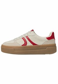 Baskets en daim beige avec accents et rayures rouges. Présentent une semelle épaisse en caoutchouc marron clair et six œillets pour les lacets. Design décontracté.