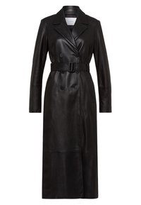Černý kožený trench kabát s dvouřadým designem, širokými klopami a páskem v pase. Hladká textura a dlouhé rukávy.