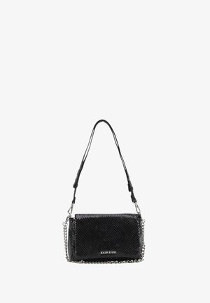 Schwarze Handtasche aus Kunstleder im Schlangenlederlook mit rechteckiger Form, strukturiertem Oberflächen, Kettenriemen und Logo-Details auf der Vorderseite.
