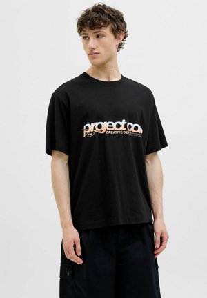 Sort bomulds t-shirt med løs pasform, rund halsudskæring og korte ærmer. Har frontlogo print i lyse farver.