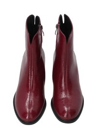 Burgundowe botki za kostkę z błyszczącej skóry o eleganckim designie, z ostro zakończonym noskiem i suwakiem po boku. Czarna gumowa podeszwa.