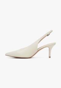 Slingback podpatky s špičatou špičkou v off-white kůži, 7 cm vysokým jehlovým podpatkem, minimalistickým designem a štíhlým nártkem.
