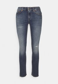 Jeans ajustados en denim azul oscuro con detalles desgastados. Presenta un cierre de botón, cinco bolsillos y costuras de contraste.