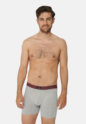 Grå kalsonger med ett vinrött midjeband, med en mjuk textur och en snug passform. Tyget är slätt och har en lätt stretch.