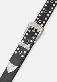 Sort læderbælte pyntet med runde sølvnitter og en sølvspænde dekoreret med rhinsten, med en spids metalltip detalje.