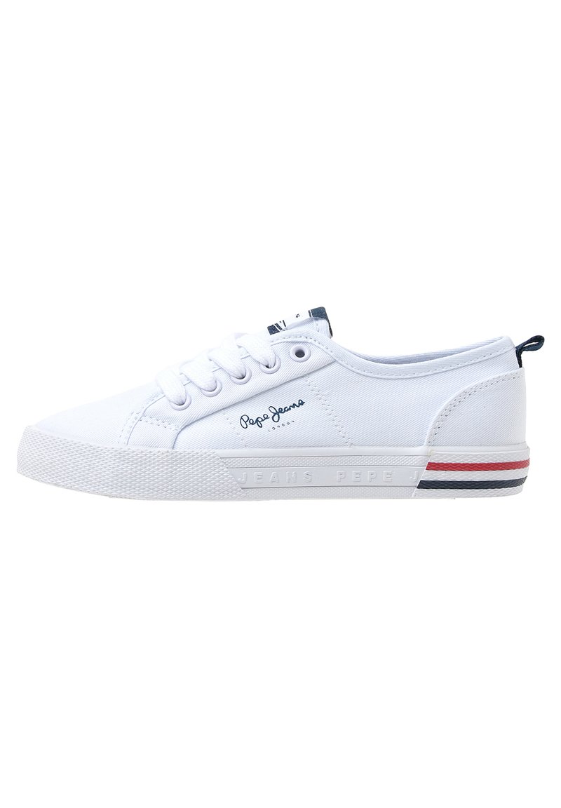 Sneakers bianchi in tela con punta tonda, cinque occhielli e suola in gomma testurizzata con strisce rosse e blu sull'inserto del tallone.