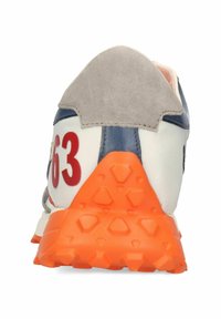 Hvide sneakers med gråt suede og marineblå detaljer, der har en orange textureret sål og et rødt '63' på hælen.