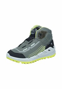 Vysoké outdoorové boty s šedou síťovanou svrchní částí, černými akcenty a jasně žlutou podrážkou. Obsahují bezpečný systém šněrování a texturovanou podrážku.