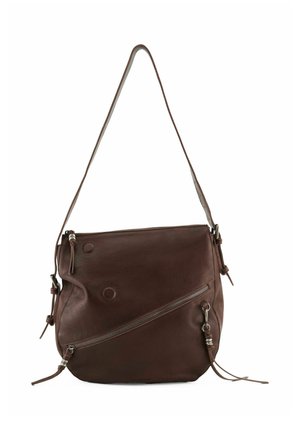 Borsa a tracolla in pelle marrone con design morbido, dotata di tasca con zip diagonale, texture liscia e tracolla regolabile.