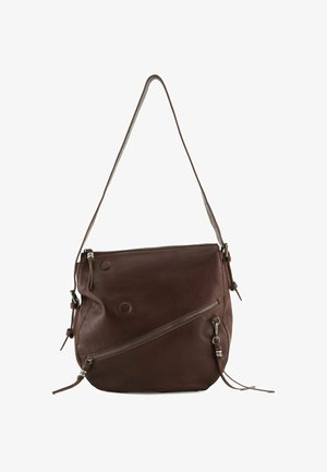 Borsa a tracolla in pelle marrone con design morbido, dotata di tasca con zip diagonale, texture liscia e tracolla regolabile.
