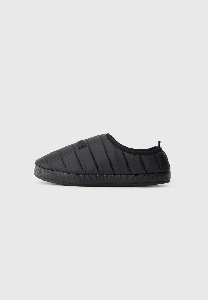 Pantofii negri, cu slip-on, au un design matlasat, cu vârful rotund, talpă din cauciuc și un tab de călcâi mic pentru a fi ușor de purtat.