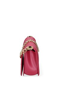 Sac à main en simili cuir rose avec un design matelassé, une anse en chaîne dorée et une forme structurée. Comprend une fermeture à rabat magnétique.