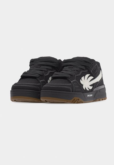 Μαύρα sneakers χαμηλού ύψους με χοντρές σόλες, λευκό πλαϊνό λογότυπο που μοιάζει με φοινικόδεντρο, ραμμένες λεπτομέρειες και καφέ λαστιχένιες εξωτερικές σόλες.