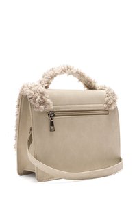 Béžová kabelka s jemným, kučeravým kožušinovým lemom na rúčke a klapke, predným vreckom na zips a dlhým ramenným popruhom na bielom pozadí.