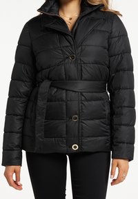 Sort pufferjakke med bælte i taljen, med en quiltet mønster, stående krave og store knapper. Glat, blankt stoftekstur.