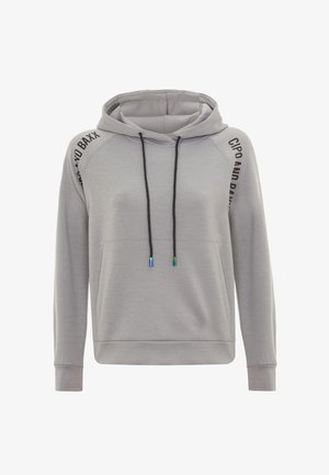 Grauer Kapuzenpullover mit langen Ärmeln, ausgestattet mit schwarzer Beschriftung auf den Schultern, einer vorderen Tasche und farbigen Kordeln.