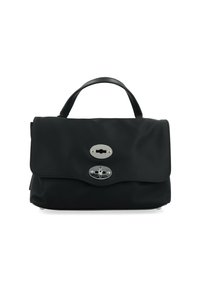 Borsa a mano in nylon nero con pattina arrotondata, hardware silver e manico superiore. Texture liscia e design elegante con chiusure doppie.