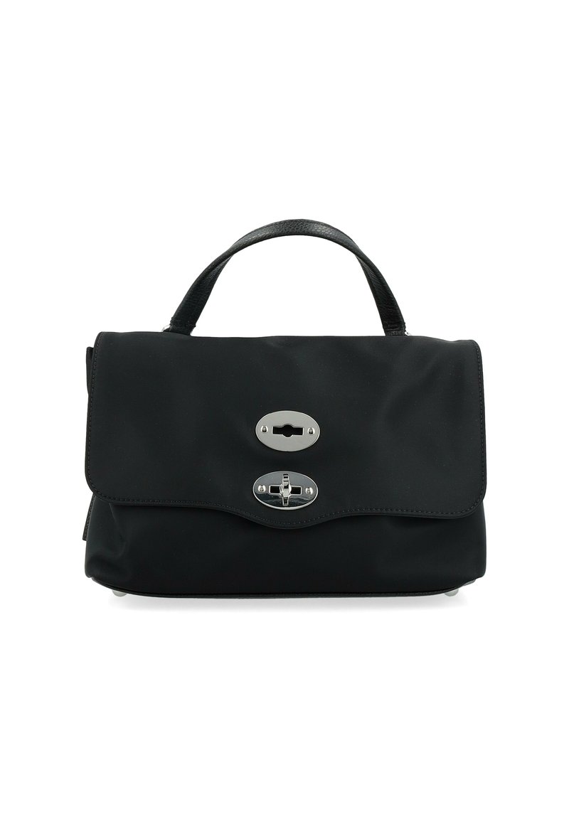 Borsa a mano in nylon nero con pattina arrotondata, hardware silver e manico superiore. Texture liscia e design elegante con chiusure doppie.