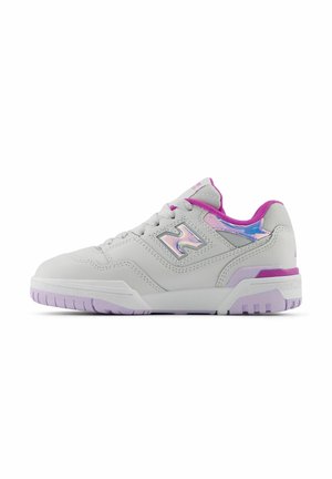 Weißer und lavendelfarbener New Balance Sneaker mit irisierendem Logo, lila Futter und lavendelfarbenen Sohlenakzenten, von der Seite gezeigt.