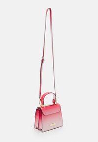 Malá růžová kabelka přes rameno s gradientní barevností, zlatými kovovými doplňky, horním úchytem a nastavitelným ramenním popruhem na bílém pozadí.