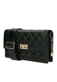 Černá prošívaná kožená kabelka přes rameno s obdélníkovým tvarem, zlatými prvky a odnímatelným popruhem. Obsahuje uzávěr na klips a řetězový akcent.