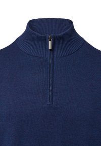 Marineblauwe zip-up trui met hoge kraag en ribbelstructuur. Voorzien van een korte zilveren rits aan de voorkant voor aanpasbare sluiting.