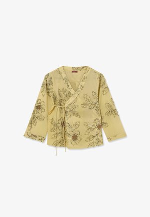 Lichtgele wikkelblouse met zwarte bloemrijke borduursels, lange mouwen en een sluiting met strik aan de zijkant.