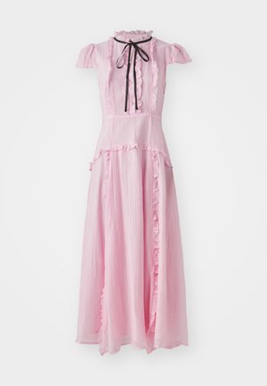 Vestido maxi rosa com mangas bufantes curtas, detalhes em babados, um decote alto e um laço preto na frente. Feito de tecido leve.