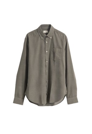 Camisa de manga larga en tejido verde oliva, con cuello abotonado, bolsillo en el pecho y dobladillo curvado. Textura suave y corte ajustado.