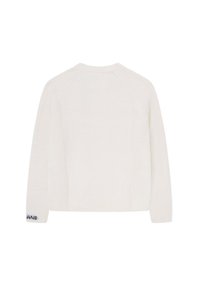 Weißer Strickpullover mit einem strukturierten Muster, rundem Ausschnitt und gerippten Bündchen. Besitzt ein Logo auf dem Ärmel. Aus weichem, leichtem Material.
