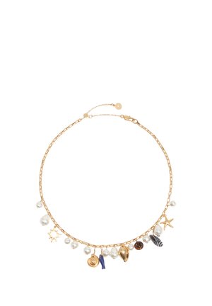 Złoty łańcuszek z perłowymi koralikami i zawieszkami, w tym słońce, muszla, koral, ryba, rozgwiazda oraz brązowy koralik.