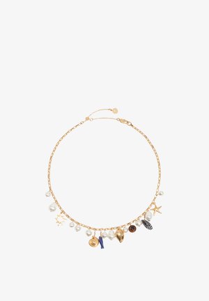 Złoty łańcuszek z perłowymi koralikami i zawieszkami, w tym słońce, muszla, koral, ryba, rozgwiazda oraz brązowy koralik.