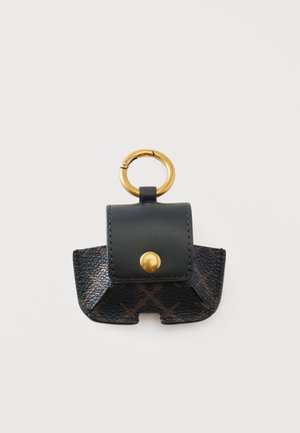 Petit étui AirPods en cuir noir avec motif brun foncé, bouton doré et porte-clés doré sur fond blanc.
