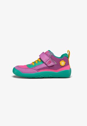 Scarpa da ginnastica multicolore con parte superiore in tessuto viola e rosa, suola in gomma verde, lacci gialli e cinturino in Velcro. Presenta pannelli in rete e un logo.