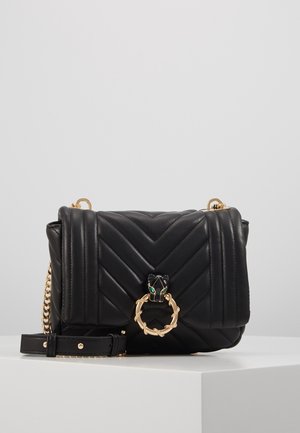 Sac bandoulière en cuir matelassé noir avec une sangle en chaîne dorée et une fermeture avant en forme de tête de panthère dorée aux yeux verts.