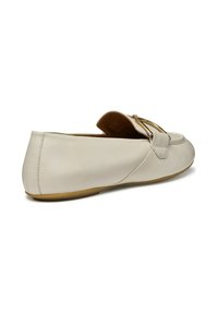 Mocassin en cuir blanc avec un design à enfiler, doté d'un détail de nœud décoratif à l'avant et d'une texture lisse et mate.