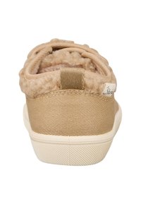 Beiger Stoff-Schuh zum Hineinschlüpfen mit weichem, strukturiertem Innenfutter und abgerundetem Zehenbereich. Verfügt über eine hellfarbene Gummisohle und eine Zuglasche hinten.