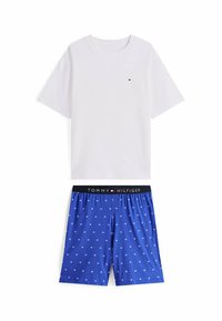 Maglietta bianca in cotone con maniche corte e piccolo logo; boxer blu con motivi a quadretti bianchi e fascia elastica in vita con il nome del marchio.