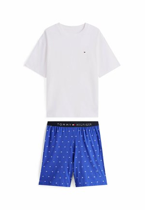 Hvid bomulds T-shirt med korte ærmer og lille logo; blå boksershorts med hvide firkantede mønstre og elastisk linning med brandnavn.