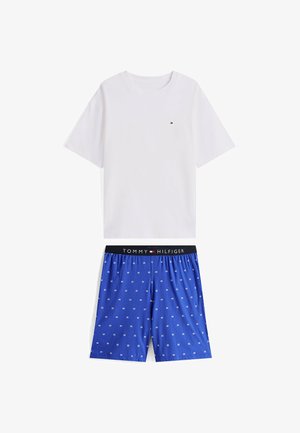 Hvid bomulds T-shirt med korte ærmer og lille logo; blå boksershorts med hvide firkantede mønstre og elastisk linning med brandnavn.