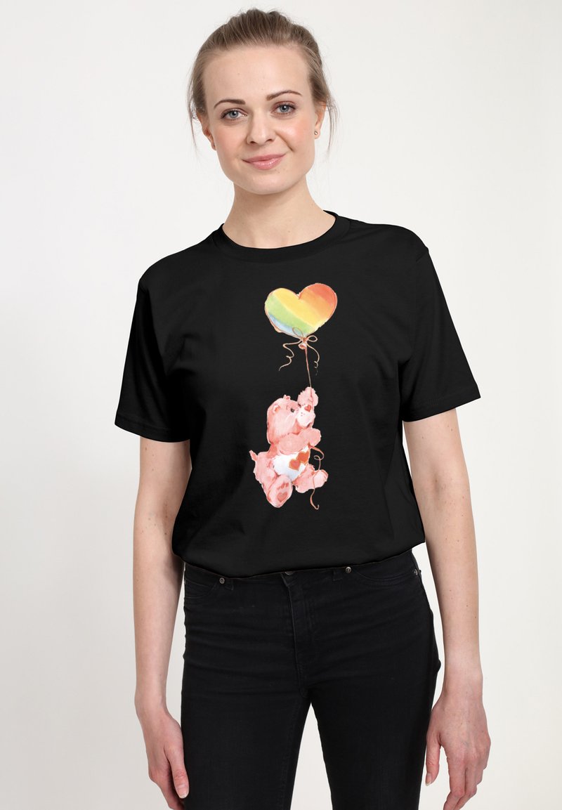 Černé bavlněné tričko s ilustrací barevného duhového srdce balónku a růžového medvěda na přední straně. Kulatý výstřih, krátké rukávy.