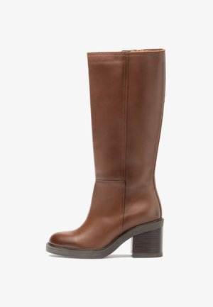 Bota de cuero marrón hasta la rodilla con punta redonda, textura suave y un tacón de madera robusto. Presenta costuras mínimas y sin hardware visible.