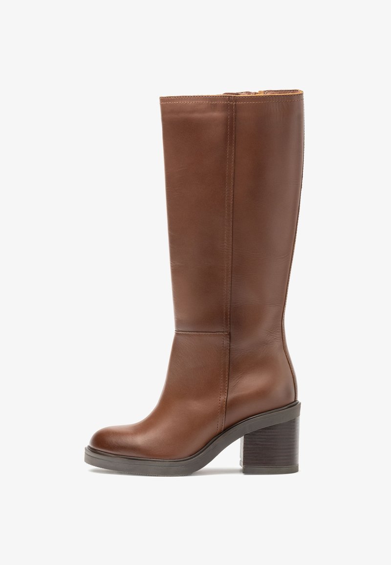 Bota de cuero marrón hasta la rodilla con punta redonda, textura suave y un tacón de madera robusto. Presenta costuras mínimas y sin hardware visible.