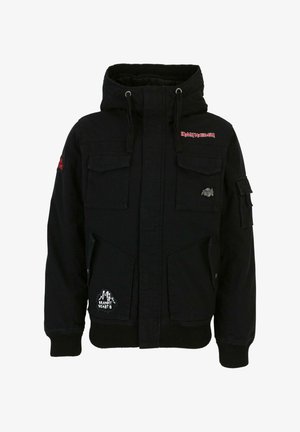 Schwarze Stoffjacke mit Kapuze, Fronttaschen und gerippten Bündchen. Verfügt über gestickte Logos und ein Patch-Detail am linken Ärmel.