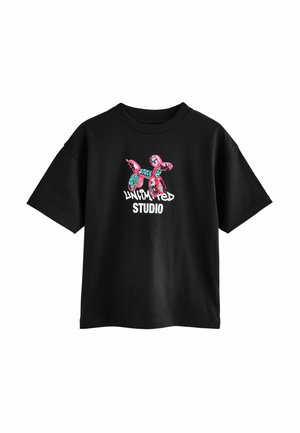 Sort T-shirt med korte ærmer med farverigt ballonhundegrafik og teksten "Unlimited Studio" på fronten.