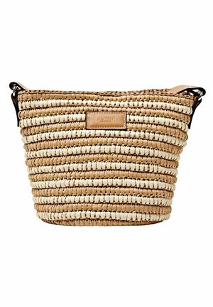 Geflochtene Strohtasche mit abwechselnden Natur- und weißen Streifen, braunes Lederetikett mit Prägung "Esprit De Corp," und braune Lederbandenden.
